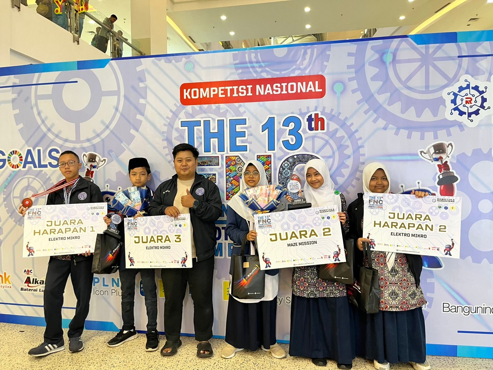 TIM ROBOTIK MTs AL-INAYAH KEMBALI MENGUKIR PRESTASI PADA AJANG FUN & CHALLENGE ROBOTIC AND CODING COMPETITION 2025
