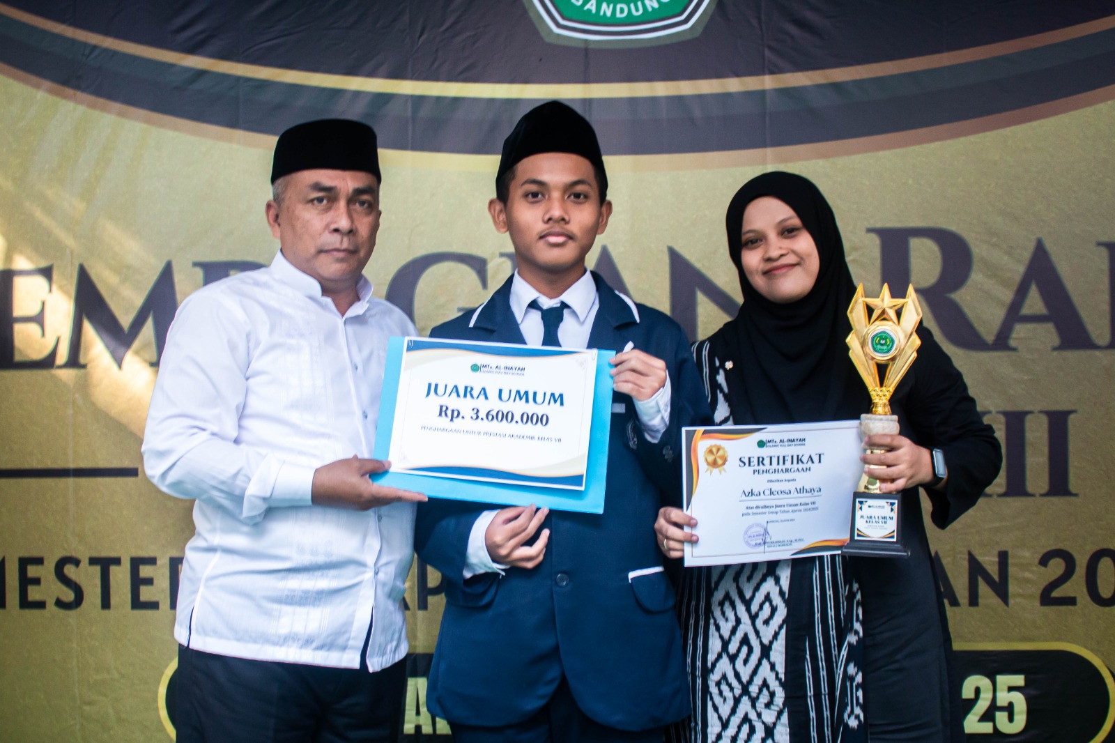 PEMBAGIAN RAPOR SEMESTER GENAP TAHUN AJARAN 2024/2025 DI MTs AL INAYAH BERLANGSUNG TERTIB DAN LANCAR