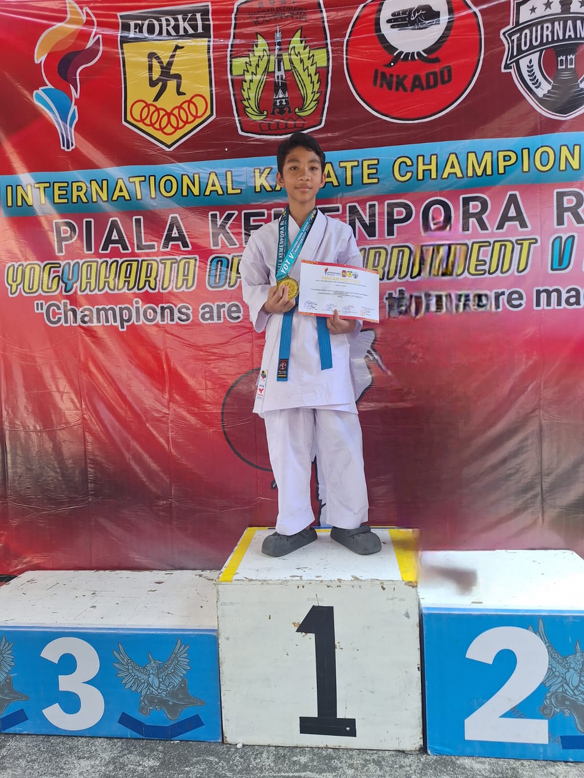 Siswa MTs Al Inayah, Faiz Nurkahfi Hartono, Raih Juara 1 dalam International Karate Championship Piala Kemenpora RI – Yogyakarta Open Tournament 2025