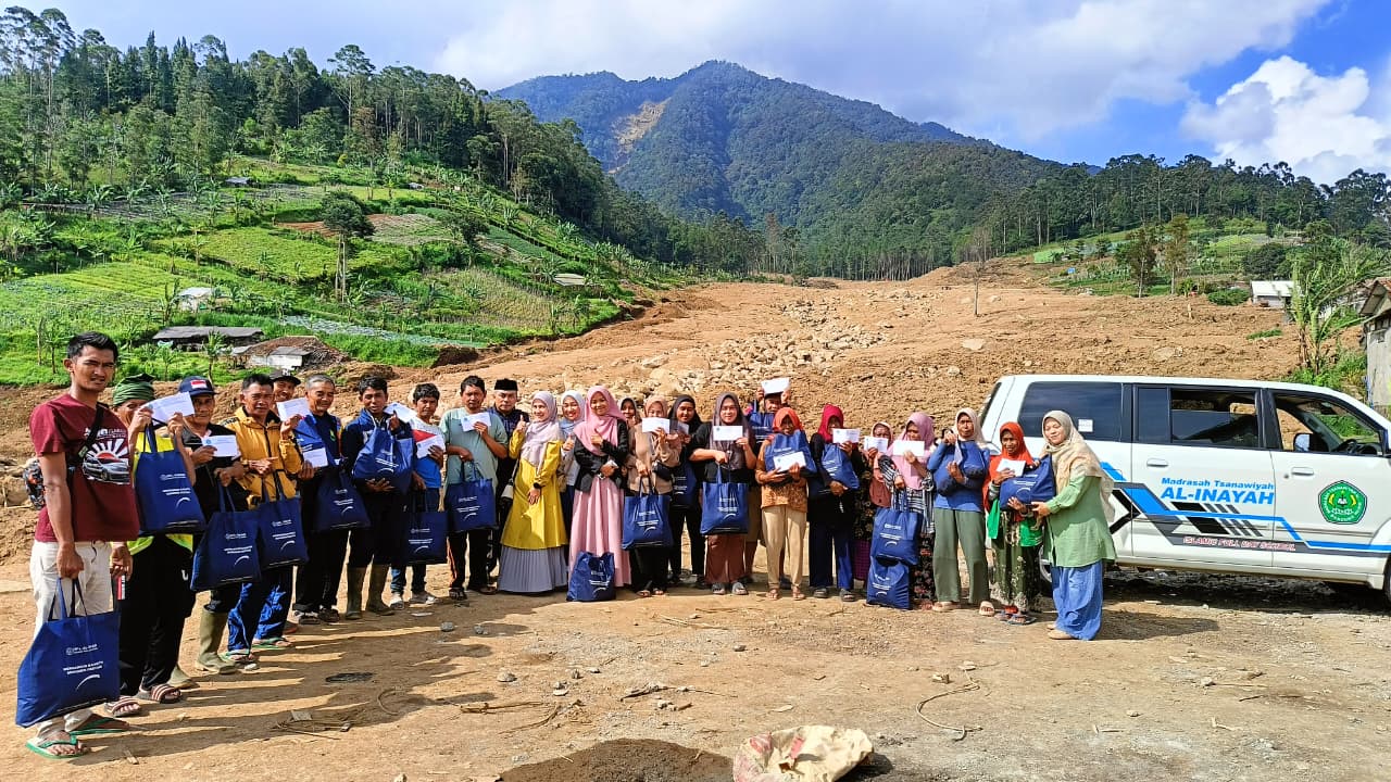 Penyaluran Donasi MTs Al Inayah Kota Bandung & Komite Madrasah untuk saudara-saudara kita di Desa Pasirlangu, Cisarua, Kab. Bandung Barat.