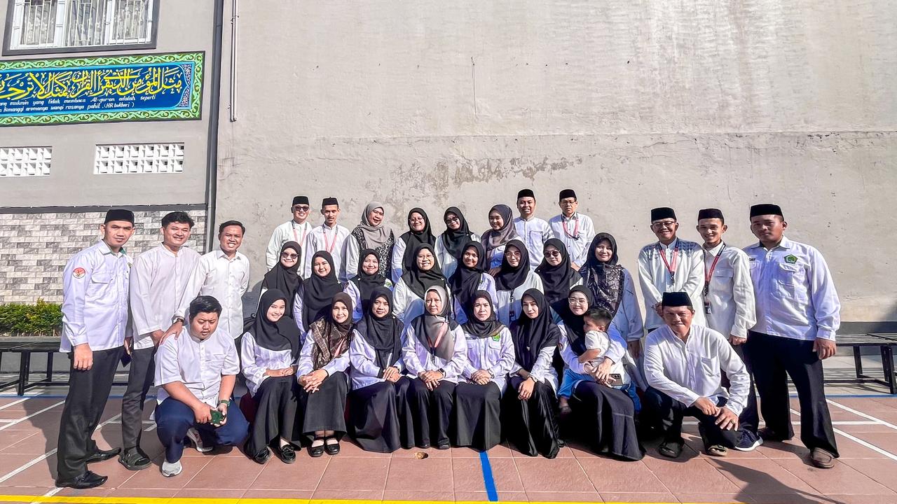 Semarak Idulfitri di MTs Al Inayah: Dari Halal Bihalal hingga Apresiasi Kreativitas Siswa